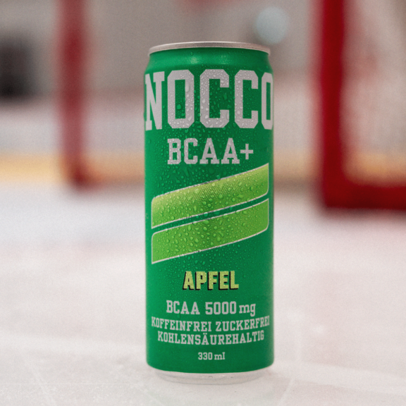 Grüne Getränkedose mit Aufschrift "NOCCO BCAA+" und Apfelgeschmack, kondenswasserbedeckt.