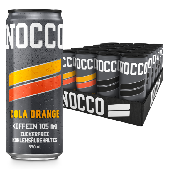 NOCCO Dose mit Cola-Orange-Geschmack neben einer Packung Dosen.
